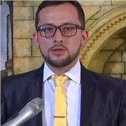 Licenciado en Filosofía y Lengua Castellana, didáctico y recursivo, ofrece clases a niños, jóvenes y adultos